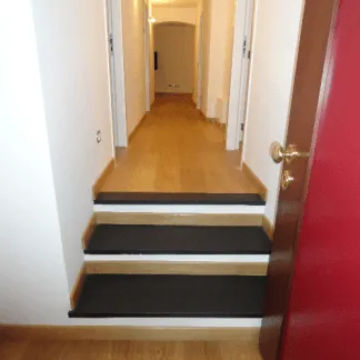 Particolare battiscopa in rovere su pedate